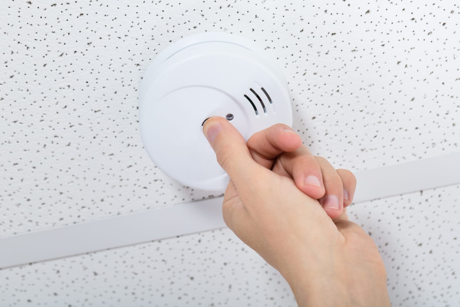 Image of a smoke detector, featuring Anderson Lighting and Electric and highlighting expert smoke detector replacement services.